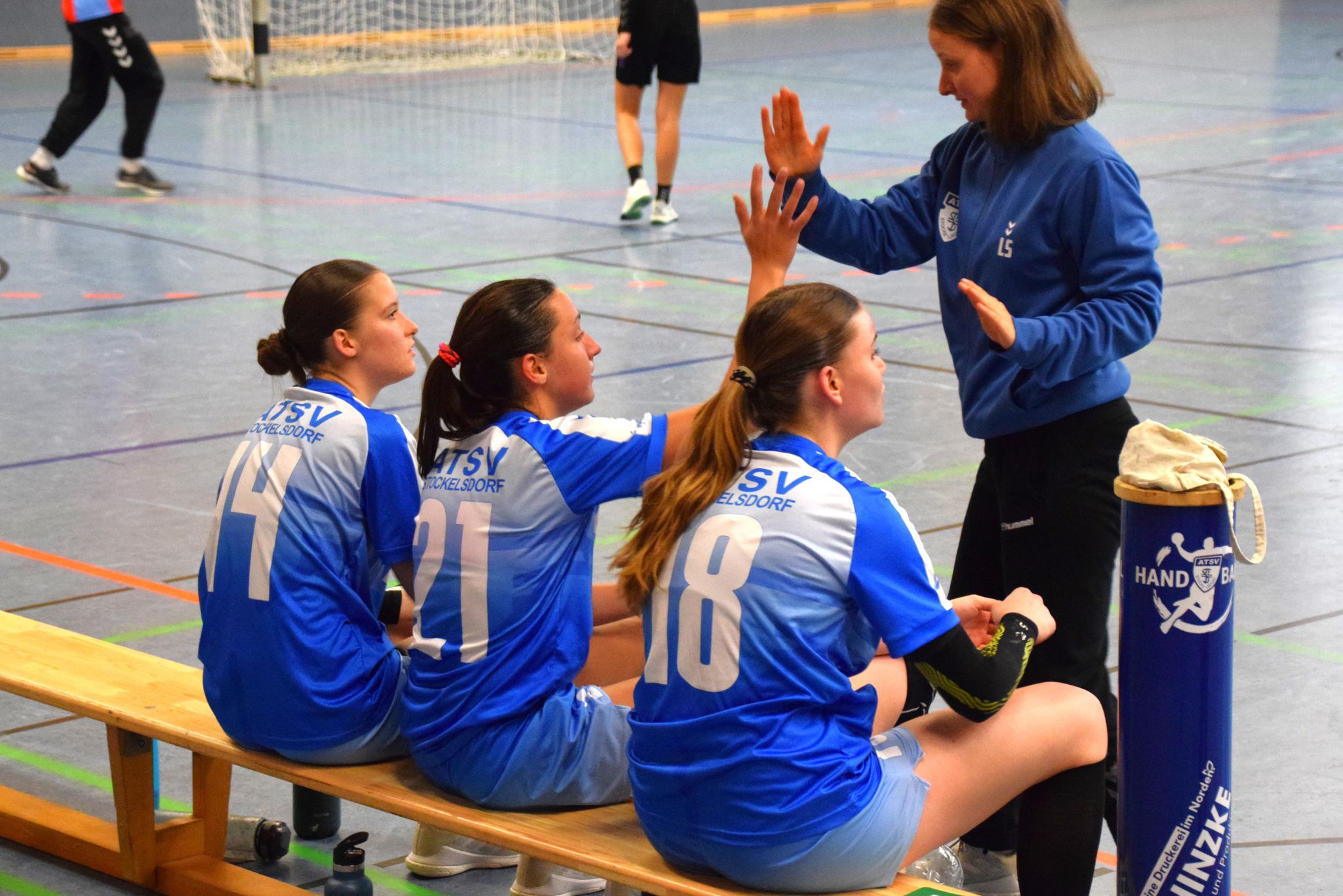 Lynn als Trainerin an der Seitenlinie